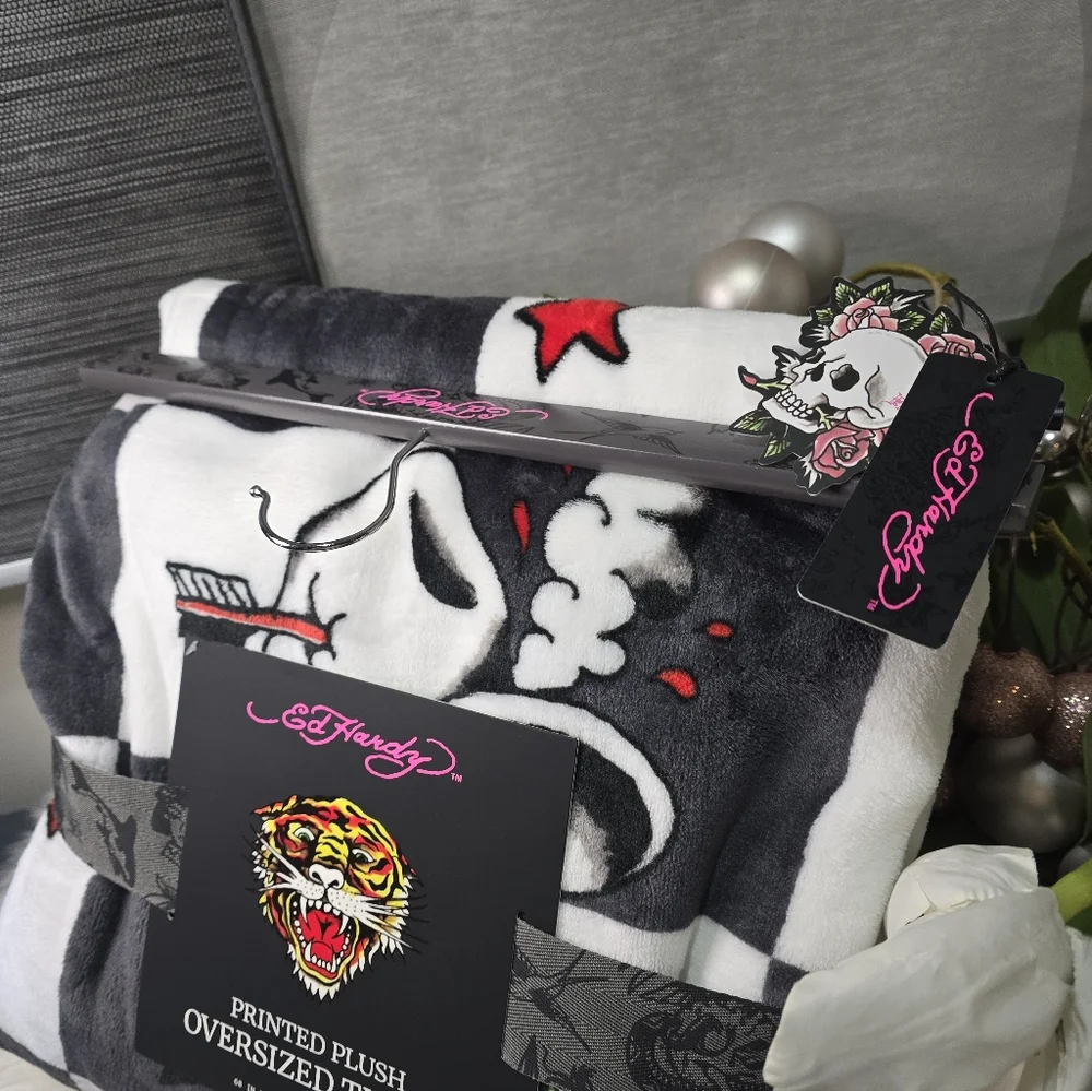 Ed Hardy Embossed plush oversized throw 60in x 70in new